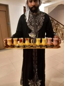قهوجية رجال يقدم القهوة العربية في مناسبة بالكويت